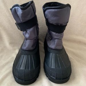 Little boys snow boots size 13/1 barely used